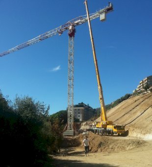 Montage d'une grue à tour sur chantier de montagne