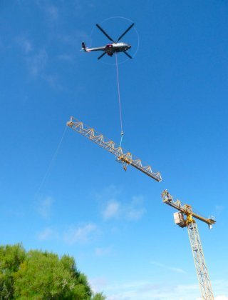 Montage de grue à tour par hélicoptère